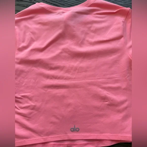 ALO SOFT CROP, FINESSE SHORTSLEEVE, NEON BUBBLEGUM, SIZE M - Picture 4 of 5